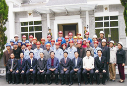 2004年10月，中共中央政治局常委、 國家副主席曾慶紅（第一排中）視察中國